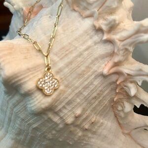 Gold Clover Pendant Bracelet